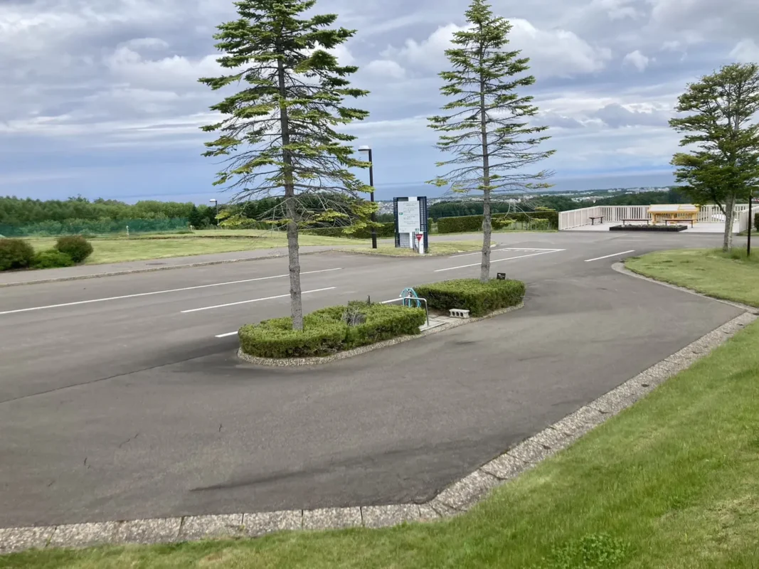 てんとらんどオートキャンプ場：植え込みのある舗装の区画