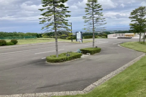てんとらんどオートキャンプ場：植え込みのある舗装の区画