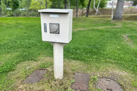 ほたるの里オートキャンプ場：区画の電源ボックスと地面のふた