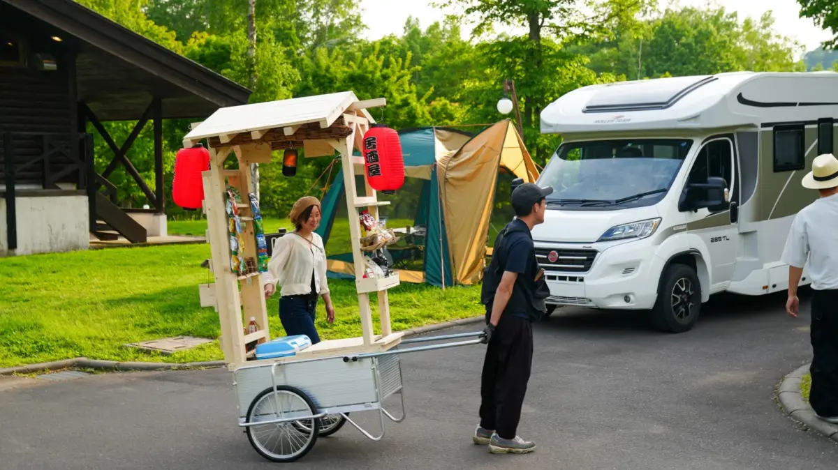 ほたるの里オートキャンプ場：屋台のリヤカーとキャンピングカー
