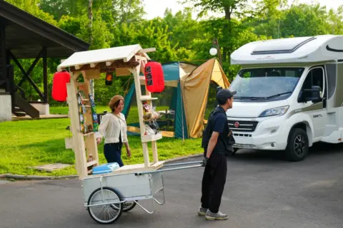 ほたるの里オートキャンプ場：屋台のリヤカーとキャンピングカー