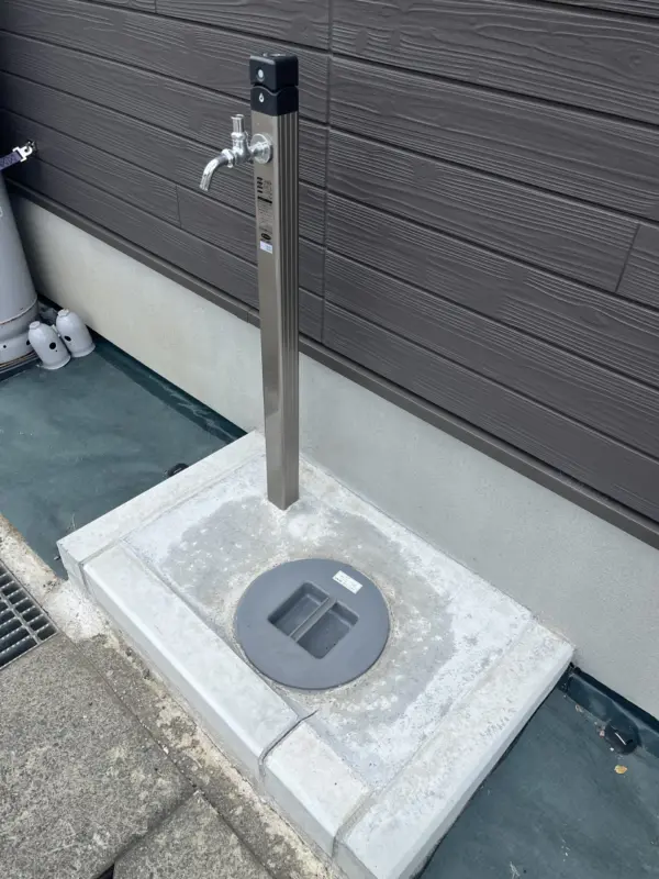 RVパーク GUNPAKU maebashi：建物の脇の水栓と地面のふた