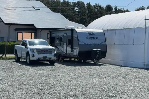 RVパーク鹿中 区画に停まったトラベルトレーラー
