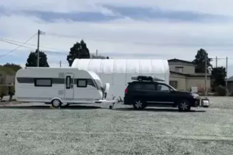 RVパーク鹿中 砂利敷きの区画とトラベルトレーラー
