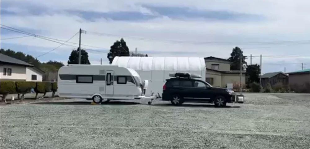 RVパーク鹿中 砂利敷きの区画とトラベルトレーラー